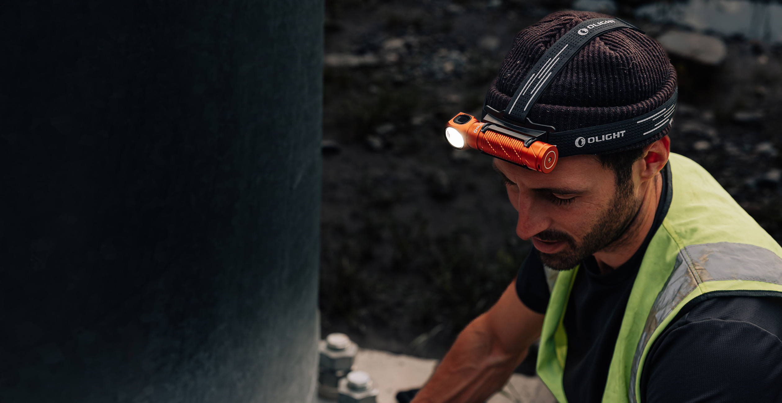 Olight Perun 3 als Stirnlampe bei der Arbeit