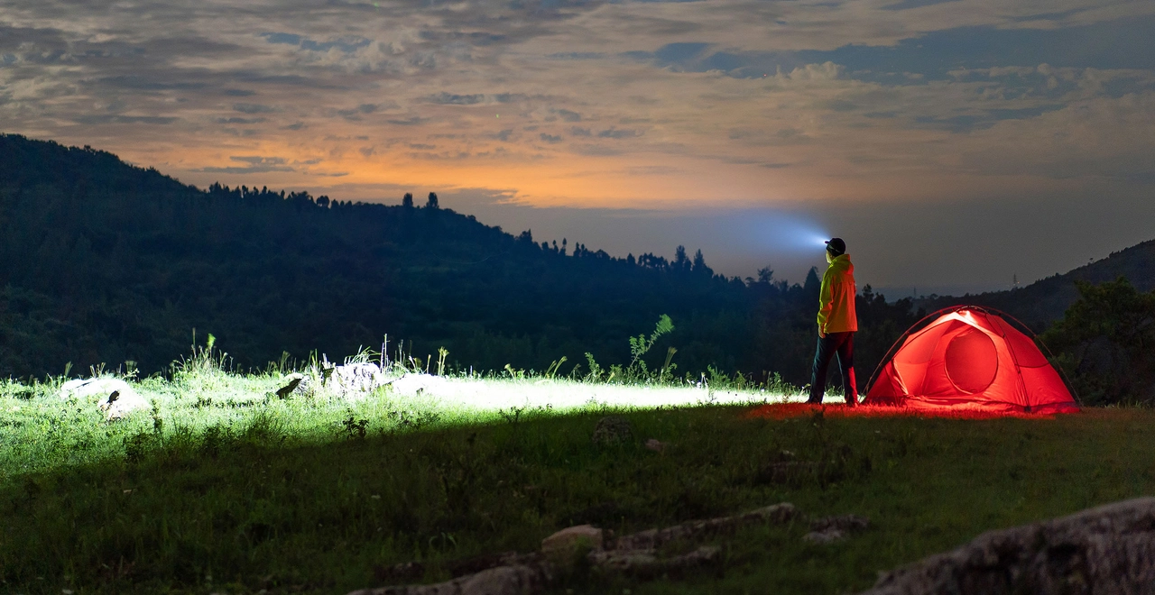 Olight Perun 3 im n&auml;chtlichen Outdoor-Camp