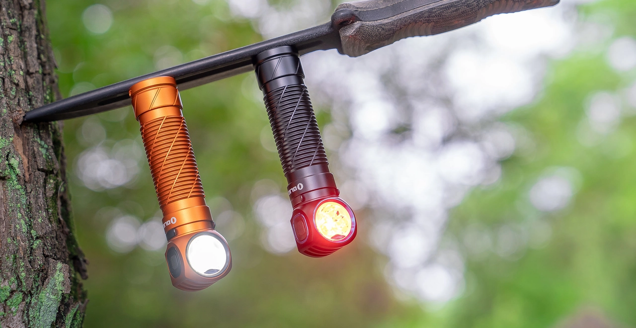 Zwei Olight Perun 3 Lampen im Outdoor-Einsatz